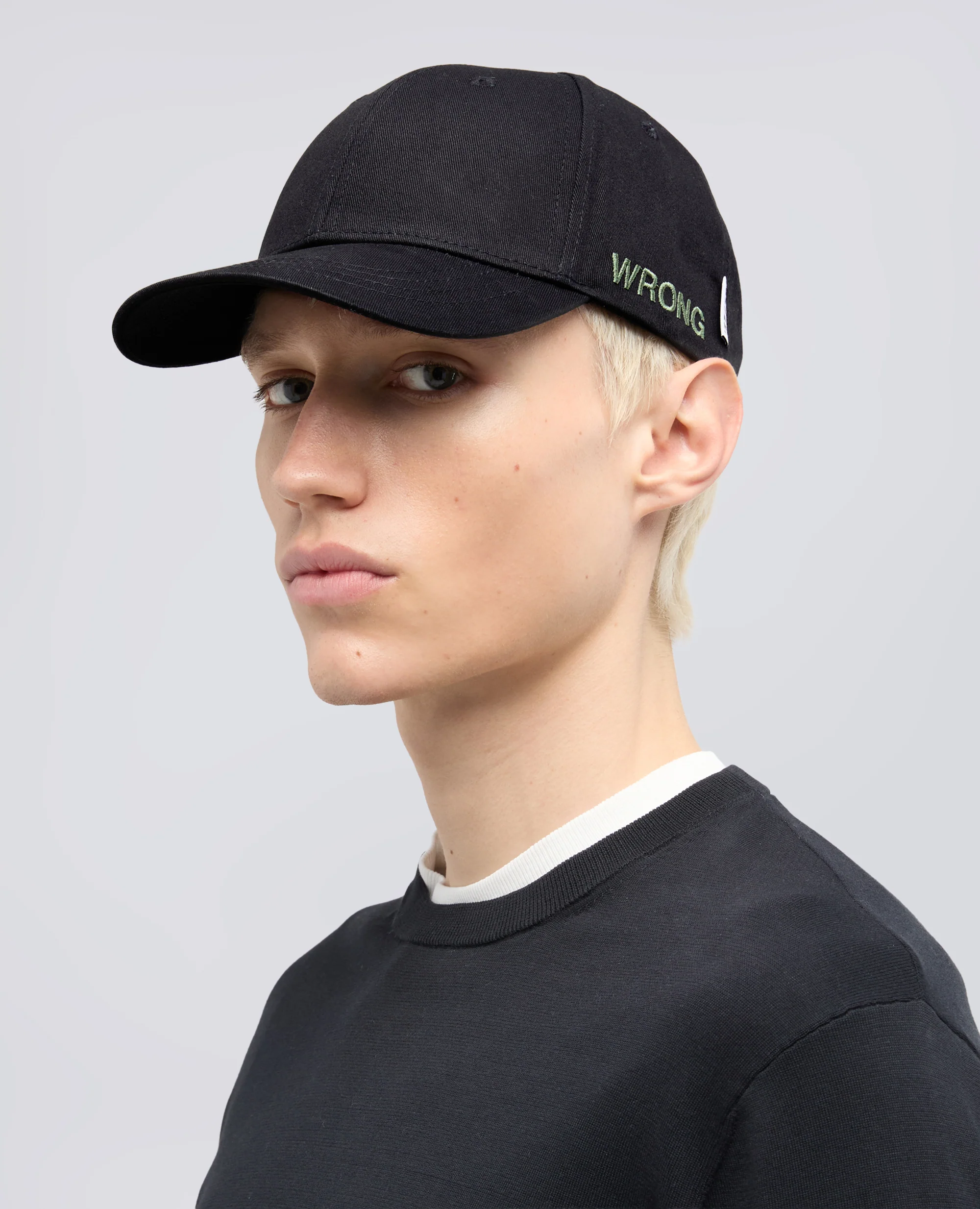 CAPPELLO IN GABARDINE DI COTONE CON LETTERING "WRONG" - NERO - Image 2