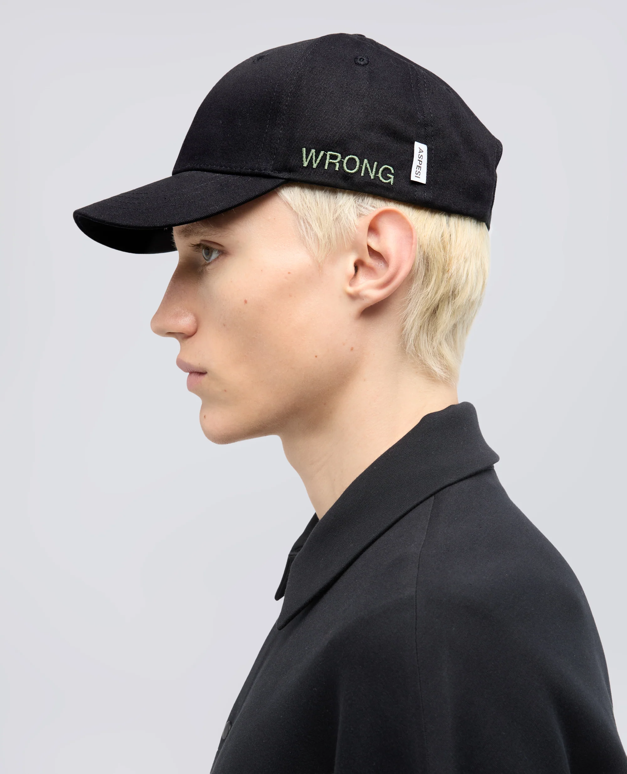 CAPPELLO IN GABARDINE DI COTONE CON LETTERING "WRONG" - NERO - Image 3